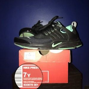 Youth SZ 7 NIKE PRESTO